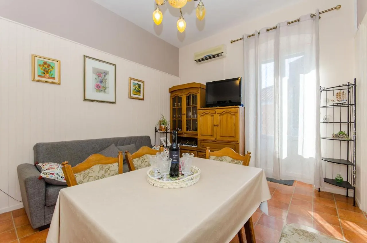 “Feel At Home” Apartment Split