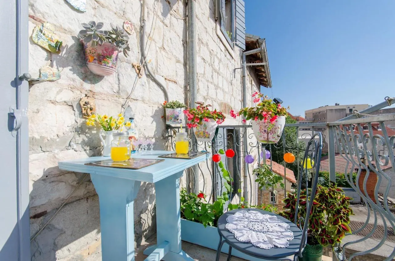 “Feel At Home” Apartment Split
