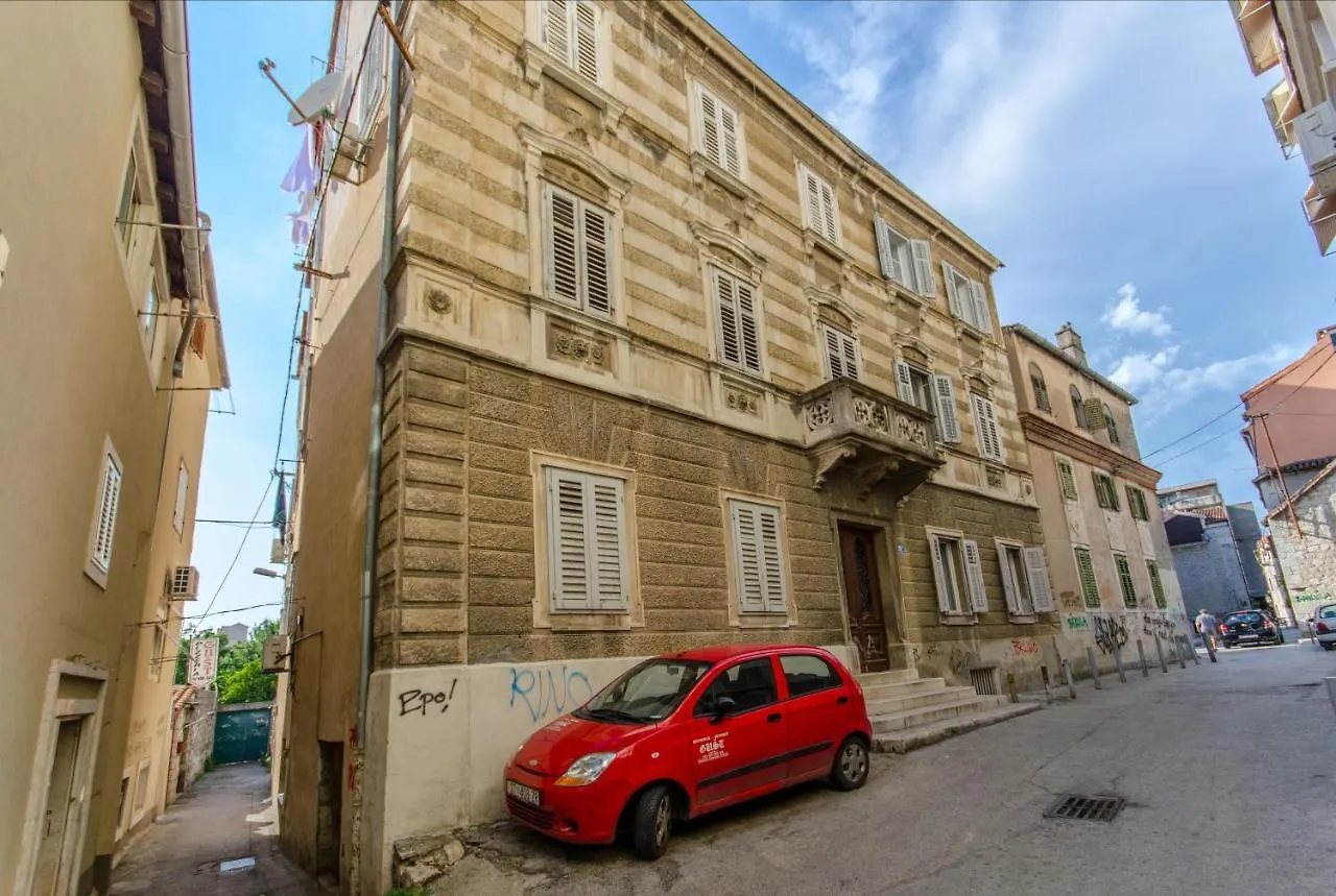 “Feel At Home” Apartment Split