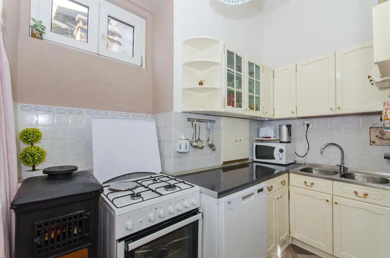 “Feel At Home” Apartment Split